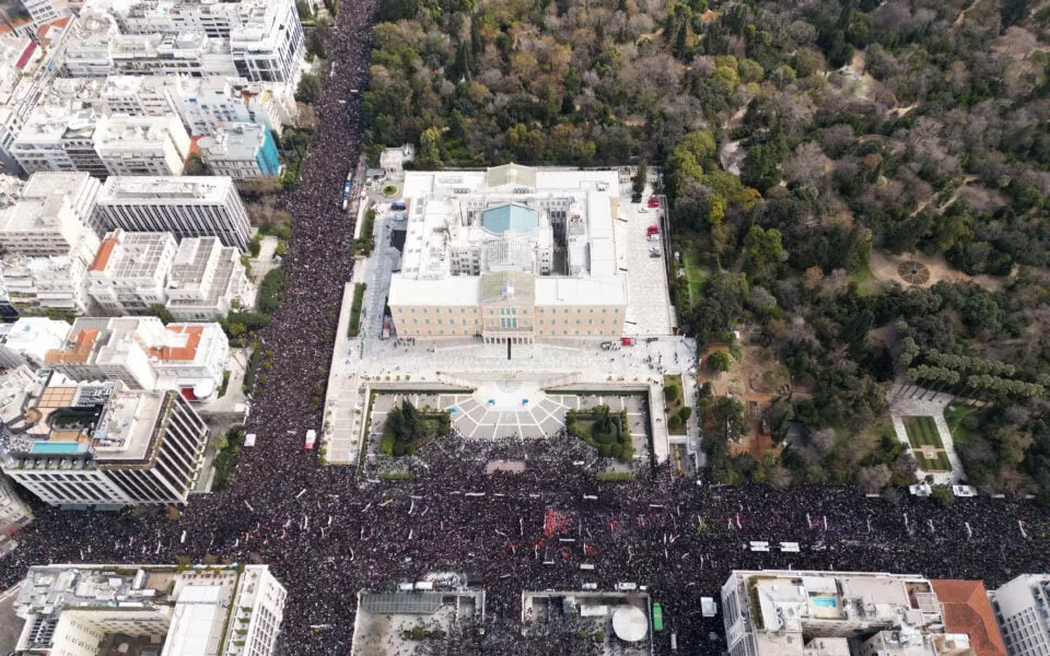 Fotolajm/Protestë masive në Athinë për tragjedinë e Tempes