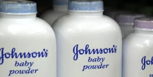 72 milionë$ gjobë për “Johnson &amp; Johnson”. Produktet e saj me bazë talk shkaktojnë kancer