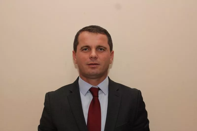 Si hyri në Parlament?