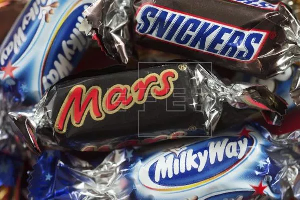 Çokollatat "Mars" me mbetje plastike, kompania tërheq produktin nga tregu