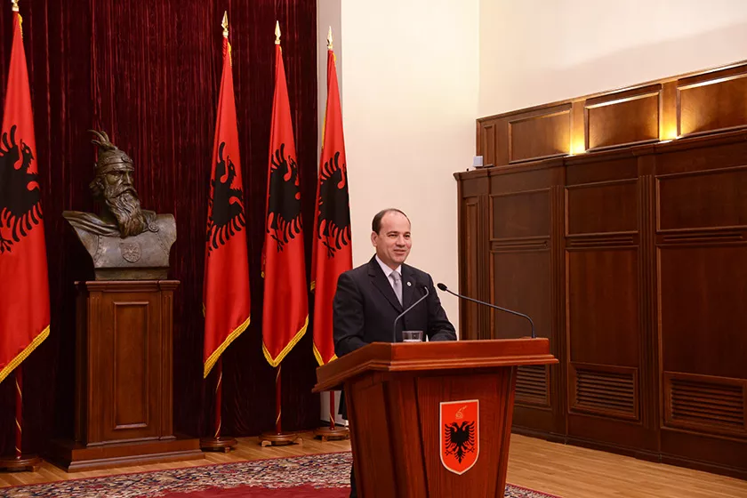 Loja e Presidencës me dekretimin e ministrave, ministrja e Shtetit thotë se Nishani edhe mund të shkarkohet